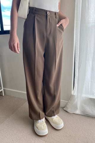 Pleated coffee trouser