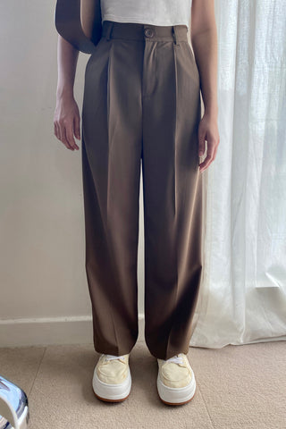 Pleated coffee trouser