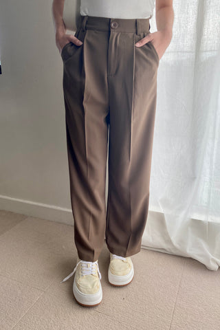 Pleated coffee trouser