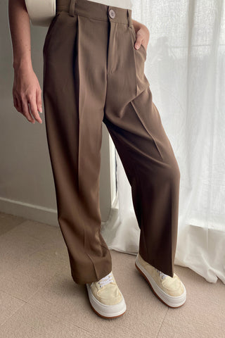 Pleated coffee trouser