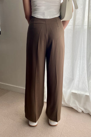 Pleated coffee trouser