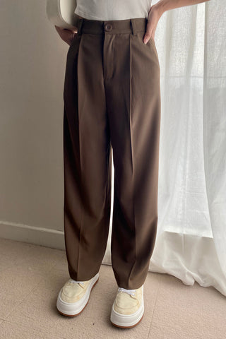 Pleated coffee trouser