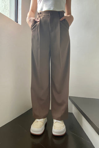 Pleated coffee trouser